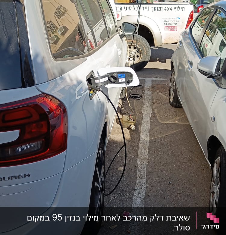 רכב מחובר לעמדת טעינה חשמלית בחניון